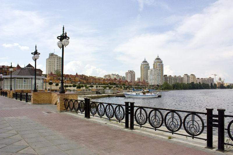 Dream Town Apartment Kiev Bagian luar foto